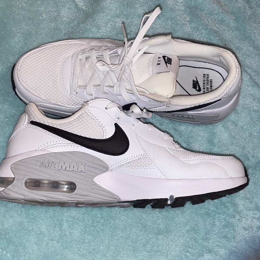 Woman’s Nike Air Max Excee size 8